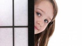 13 طريقة تساعد بها ابنك للتغلب على الخجل.. ما هي؟