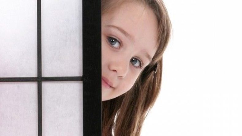 13 طريقة تساعد بها ابنك للتغلب على الخجل.. ما هي؟