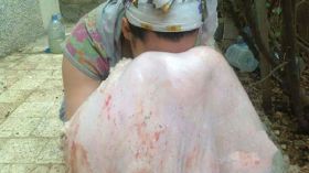 فتيات أجبرن أنفسهن على مسح وجوههن بجلد الأضحية!