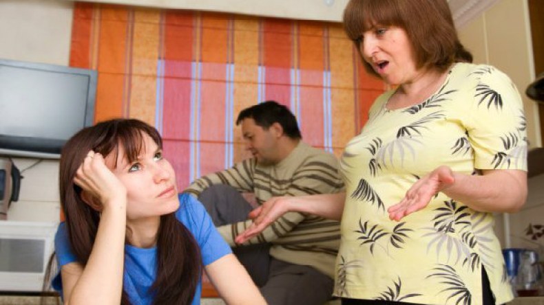 لهذه الأسباب عليك أن لا تجمع والدتك وزوجتك في بيت واحد؟!