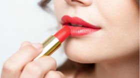 هل يشكل أحمر الشفاه خطراً على صحتك؟