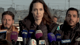 أنجلينا جولي تصطحب ابنتيها للأردن للقاء اللاجئين السوريين
