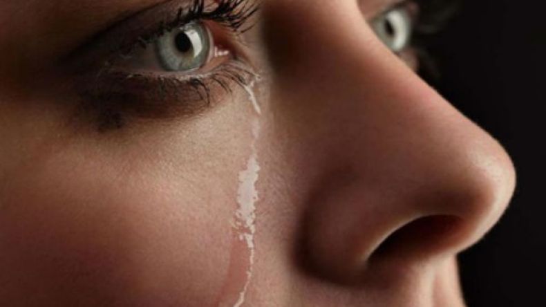 كل دمعة من عينها ألف جمرة!