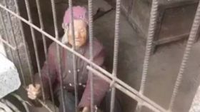 أبناء يحبسون أمهم المسنة داخل قفص حديدي!