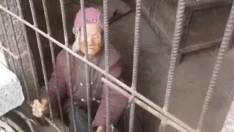 أبناء يحبسون أمهم المسنة داخل قفص حديدي!