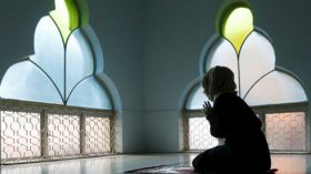 هل يجوز للمرأة أن تؤم المصلين؟!