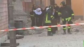 طفلة سورية أقعدتها الحرب تعود من روسيا واقفة