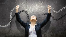 طالبة واصلت دراستها في الخفاء لتتحول إلى أستاذة جامعية