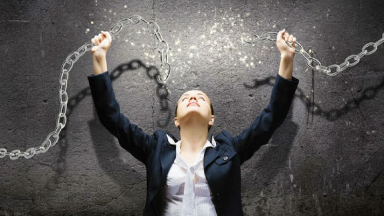 طالبة واصلت دراستها في الخفاء لتتحول إلى أستاذة جامعية