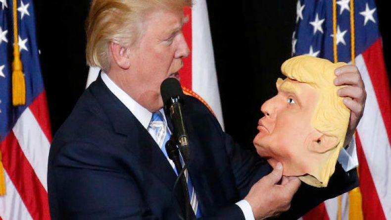 الاستطلاعات تدعم كلينتون وترامب واثق من الفوز