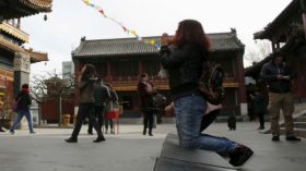 صينية تمنع من الاقتراب من زوجها 200 متر لمدة 6 أشهر.. والسبب؟!