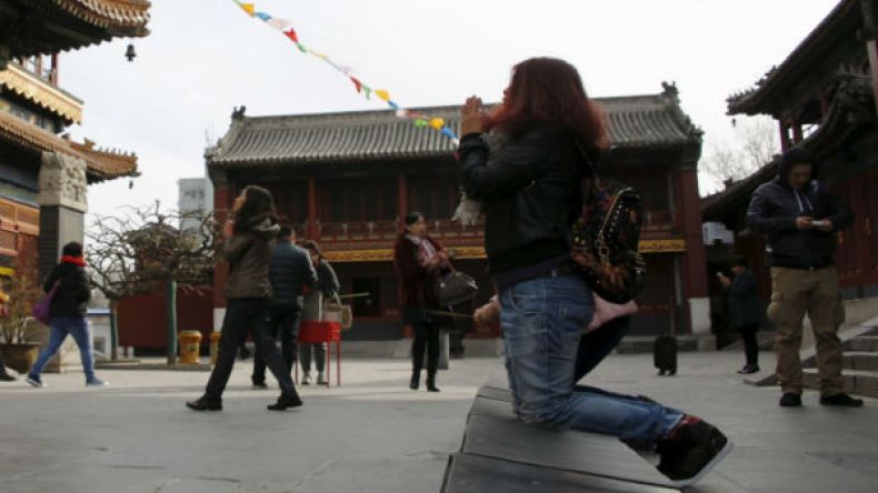 صينية تمنع من الاقتراب من زوجها 200 متر لمدة 6 أشهر.. والسبب؟!