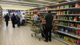 مواطنون مصدومون من غلاء أسعار المنتجات المحلية