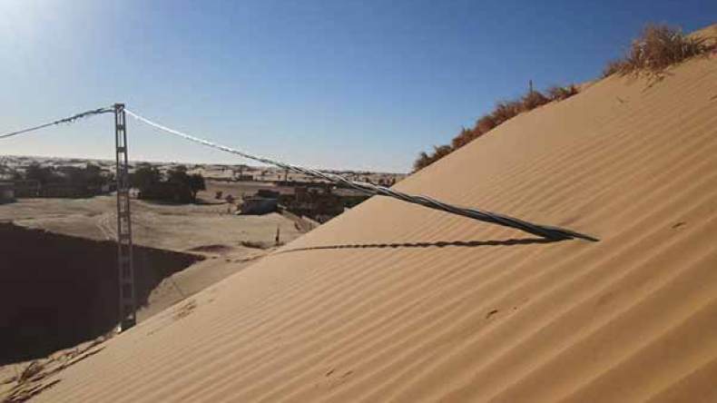 زحف الرمال يدفن قرية سلافن بفقارة الزوى بعين صالح