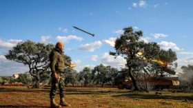 Un hélicoptère du gouvernement syrien abattu par des groupes soutenus par le Front al-Nosra