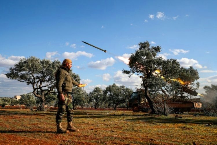 Un hélicoptère du gouvernement syrien abattu par des groupes soutenus par le Front al-Nosra