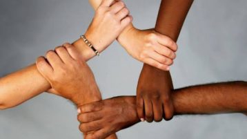 آفة العنصرية والكراهية.. الصناعة والتسويق