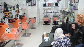 إقصاء صالونات الحلاقة للنساء يعيد الجدل حول التمييز ضد المرأة!