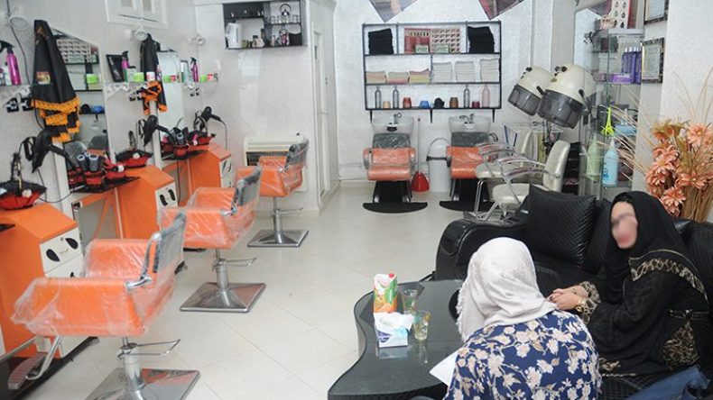 إقصاء صالونات الحلاقة للنساء يعيد الجدل حول التمييز ضد المرأة!
