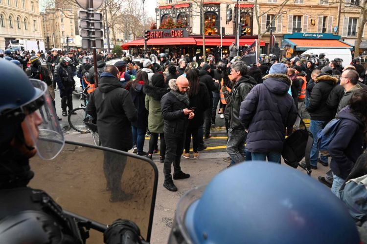 Paris: Manifestation surprise dans le métro contre les réformes des retraire