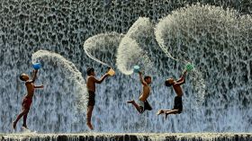 حينما تجمع لغة السعادة والمرح أطفال العالم!