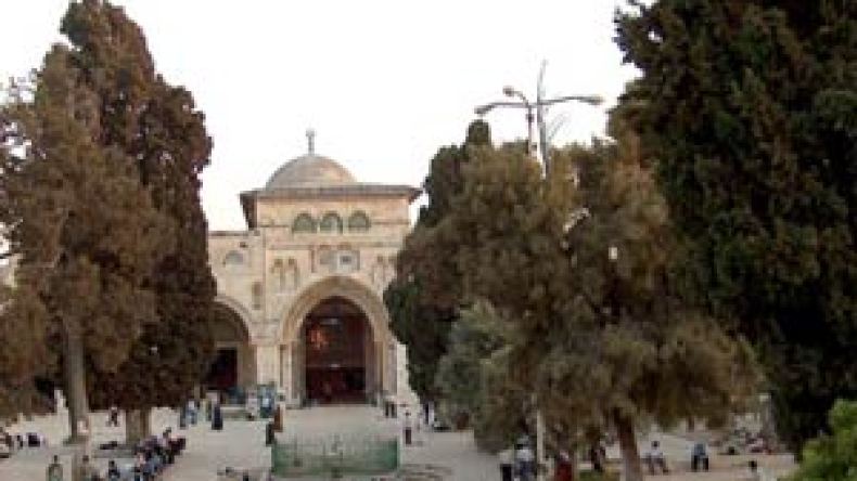 مخطط لبناء كُنس يهودية وإقامة جسر عسكري في ساحات الأقصى