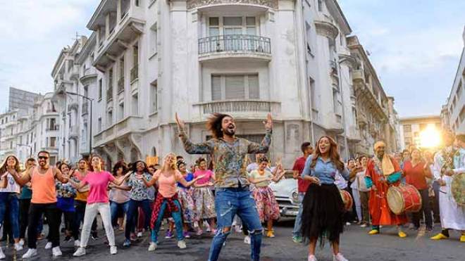 الجريني وجميلة البداوي يُطلقان فيديو كليب النسخة العربية من أغنية “لا غوزاديرا”