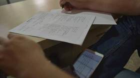 طرد نهائي للتلاميذ المتلبسين بإستعمال “الهاتف” داخل المدارس