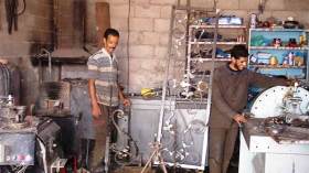 شاب من البيّض يصمّم ماكنات لفّ الحديد بإمكانيات بسيطة