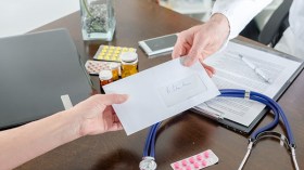 “الصيادلة والوصفات الطبية.. أقرب طريق إلى السجن”