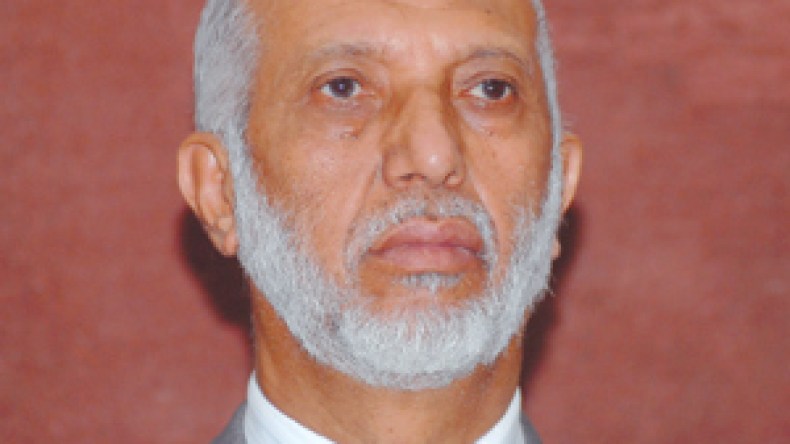 بلخادم يتهم خصوما في الداخل والخارج بزعزعة استقرار حزبه