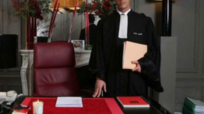 محام جزائري الأصل مشهور يدخل في إضراب عن الطعام بفرنسا