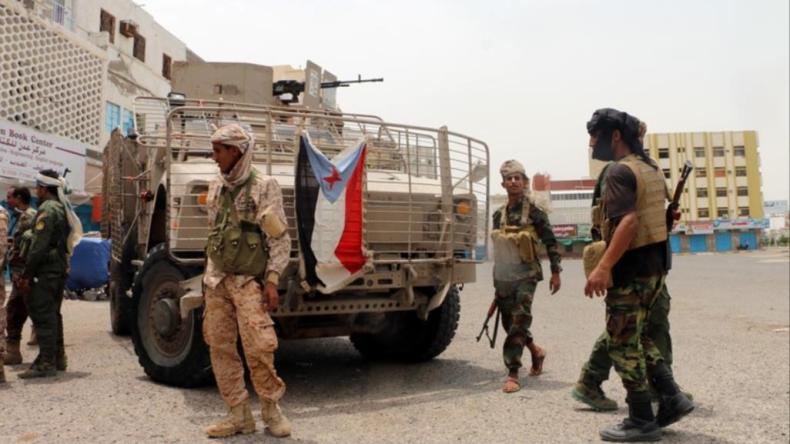 حلفاء الإمارات يقتحمون المنازل وينهبون أسلحة