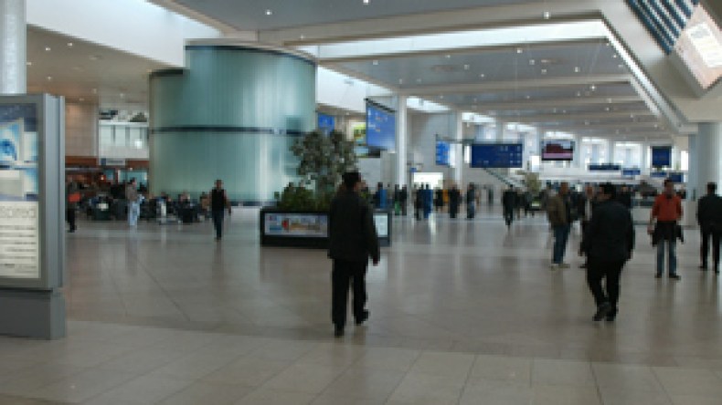 المطارات‭ ‬والموانئ‭ ‬مهددة‮ ‬بالشلل‭ ‬الإثنين‭ ‬المقبل