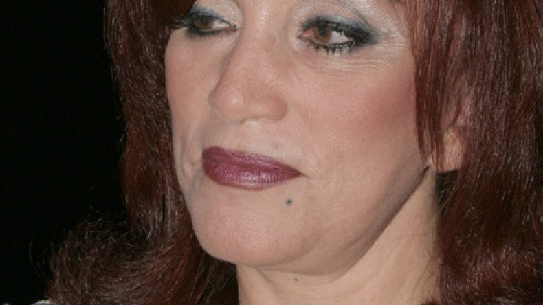 أحلام مستغانمي للشروق: “باخرة محمّلة بسبعة آلاف نسخة في طريقها إلى الجزائر”