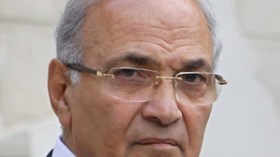 ثوار‭ ‬مصر‭ ‬يطيحون‭ ‬باللواء‭ ‬أحمد‭ ‬شفيق‭ ‬وحكومته