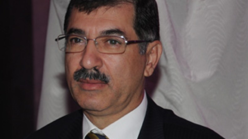 علاء‭ ‬صادق:‮”‬عمرو‭ ‬أديب‭ ‬وشلته‭ ‬أفاعي‭ ‬ترقص‭ ‬على‭ ‬ألحان‭ ‬من‭ ‬يدفع‭ ‬أكثر‮”‬