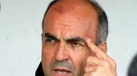 ميشال‮ ‬يوقع‮ ‬على‮ ‬عقده‮ ‬وباليسطون‮ ‬ينقذ‮ ‬العميد‮ ‬من‮ ‬فضيحة ‬