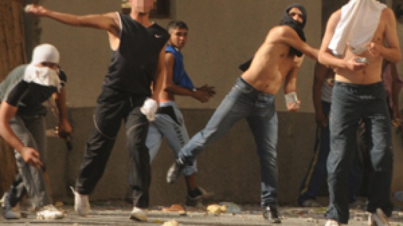 ضحايا ومولوتوف واشتباكات بالعصيّ والأسلحة البيضاء لأسباب تافهة