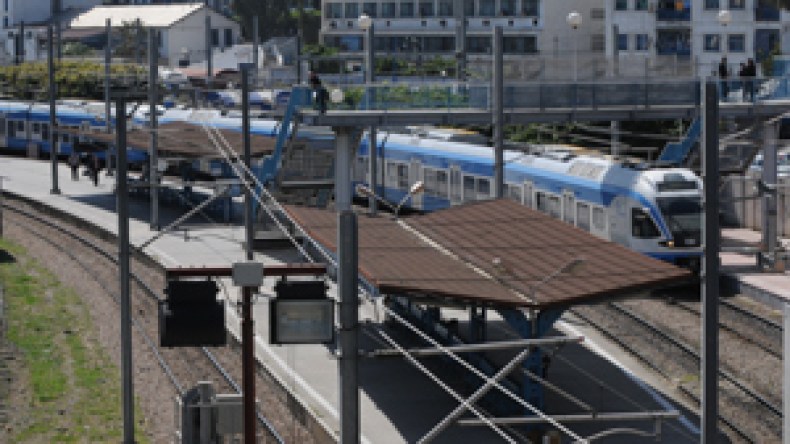 سائقو القطارات يشلّون حركة النقل عبر السكة الحديدية دون إشعار