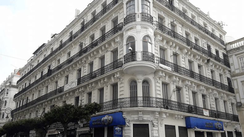 زوخ يمنع عرض الملابس عبر شرفات بنايات العاصمة