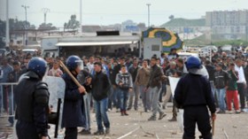 بالفيديو  فوضى و جرحى مع انطلاق بيع تذاكر مباراة  الجزائر – المغرب بسبب توافد عشرات الآلاف من المناصرين