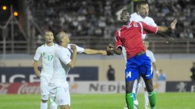 “محاربو الصحراء” يداوون كبرياءهم المجروح بـ “التسلية” مع “العقارب”