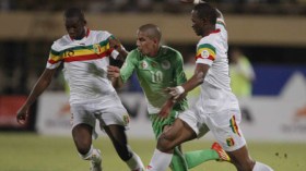 جزائريون أفقدتهم الهزيمة شهية متابعة أورو 2012