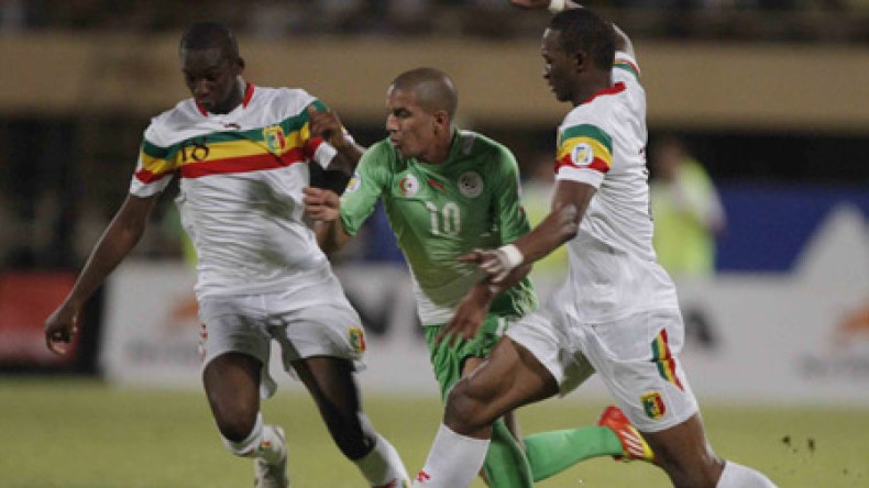 جزائريون أفقدتهم الهزيمة شهية متابعة أورو 2012