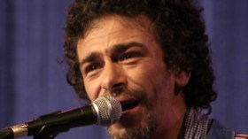 الصهاينة يكسرون يد المطرب الجزائري أمازيغ كاتب بفرنسا