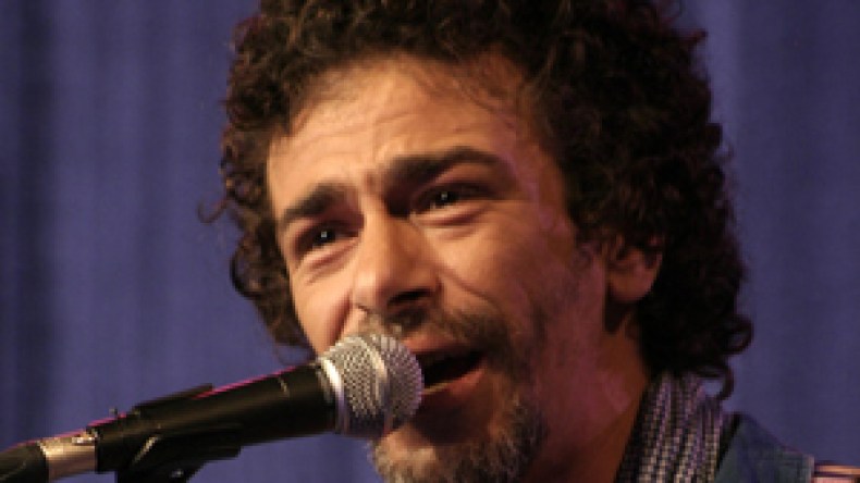 الصهاينة يكسرون يد المطرب الجزائري أمازيغ كاتب بفرنسا