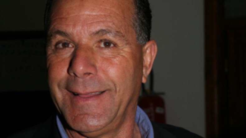 عمروس يدافع عن نفسه ويستهزئ بالمعارضة