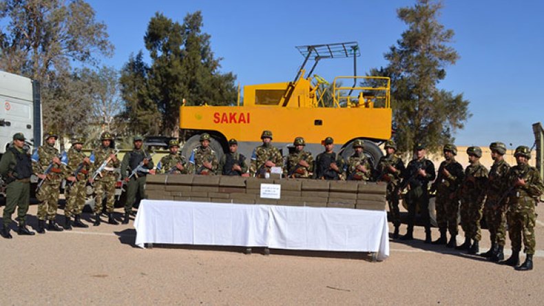 الجيش يوقف 16 مهربا ومروجا ويحجز مخدرات