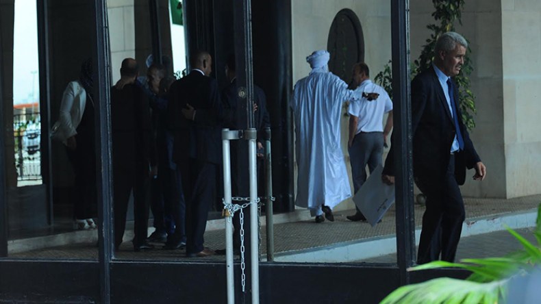 “البرلمان ملك للشعب وليس بيتا حتى يتم غلقه”